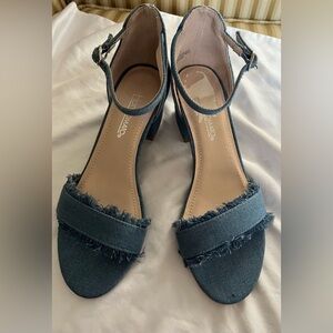 HOT TOMATO~ DENIM CHUNKY HEELS~7